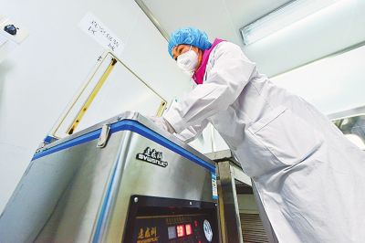 洛陽 十余款戰(zhàn)“疫”產(chǎn)品彰顯生物科技硬核力量